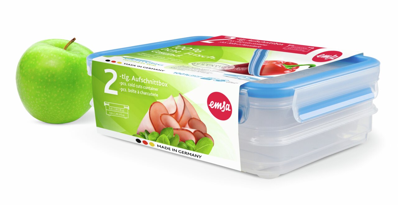 Zweiteilige Aufschnittbox mit blauem Deckel, ideal für die Aufbewahrung von Lebensmitteln. Perspektive von vorne rechts, mit einem grünen Apfel im Hintergrund.