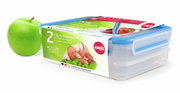 Tweedelige vleeswarenbox met blauw deksel, ideaal voor het bewaren van levensmiddelen. Aanzicht van rechtsvoor, met een groene appel op de achtergrond.
