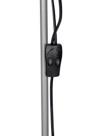 Close-up van een zilveren staande lamp met een zwarte kabel en schakelaar, gezien vanaf de zijkant