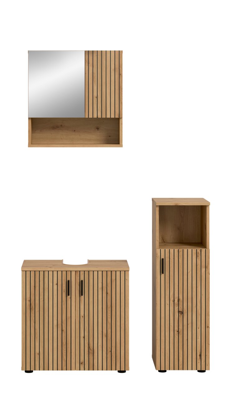 Modernes Badezimmermöbel-Set aus hellem Holz mit vertikaler Lamellenfront und schwarzen Griffen, bestehend aus Spiegelschrank, Waschbecken-Unterschrank und Hochschrank mit offenem Fach, Frontansicht vor weißem Hintergrund