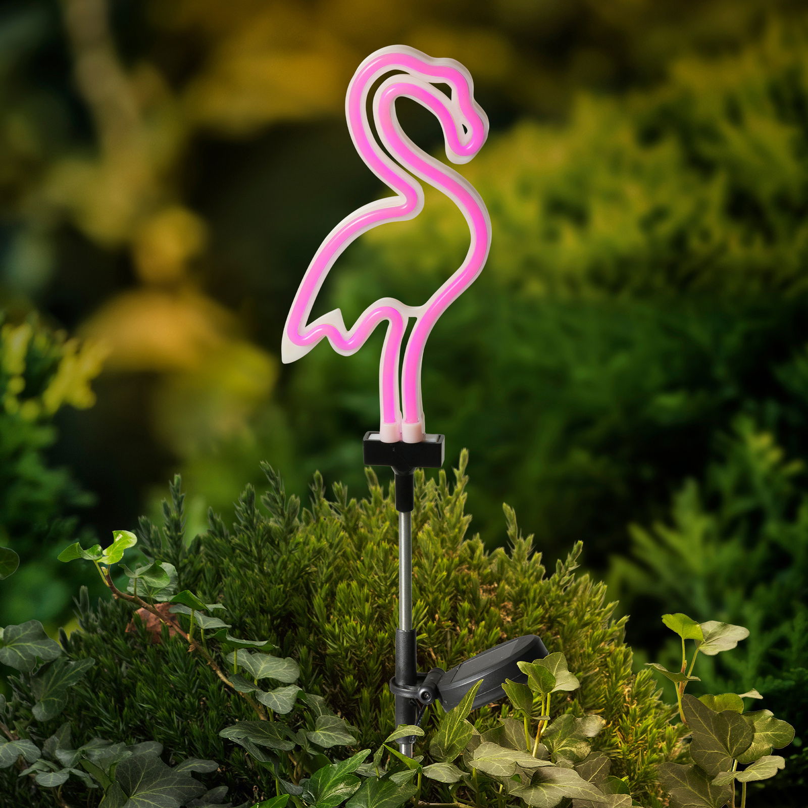 Lumineo Solar Stabbeleuchtung Solarbetriebene Stabbeleuchtung in Form eines rosa Flamingos, seitliche Perspektive, platziert in einem Garten.