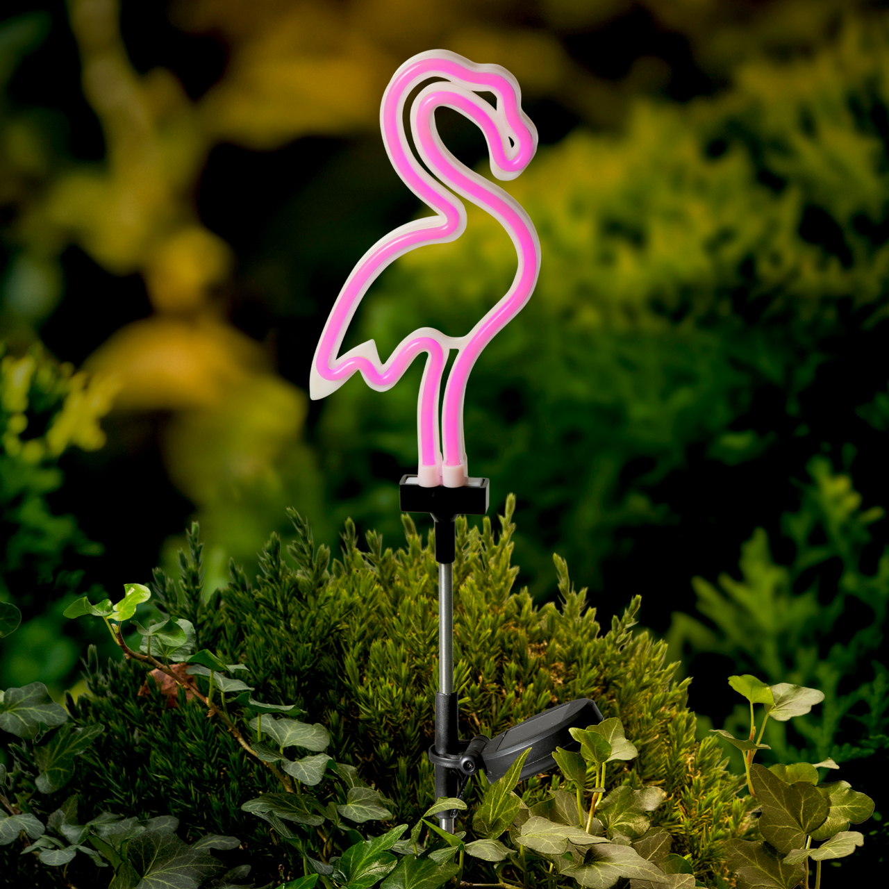 Lumineo Solar Stabbeleuchtung Solarbetriebene Stabbeleuchtung in Form eines rosa Flamingos, seitliche Perspektive, platziert in einem Garten.