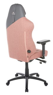 Rückansicht eines Gaming-Stuhls mit rosa Stoffbezug und grauer Kopfstütze, verstellbare Armlehnen und Rollenfuß.