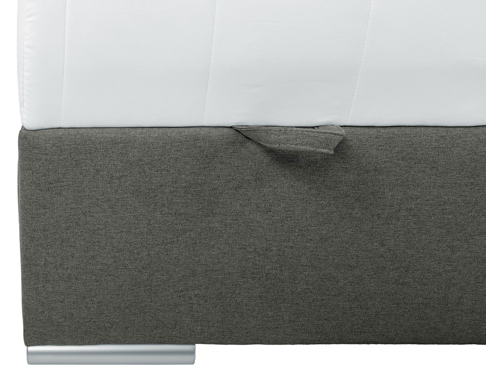 Nahaufnahme eines Boxbetts mit grauem Stoffbezug und silbernem Fuß, seitliche Perspektive