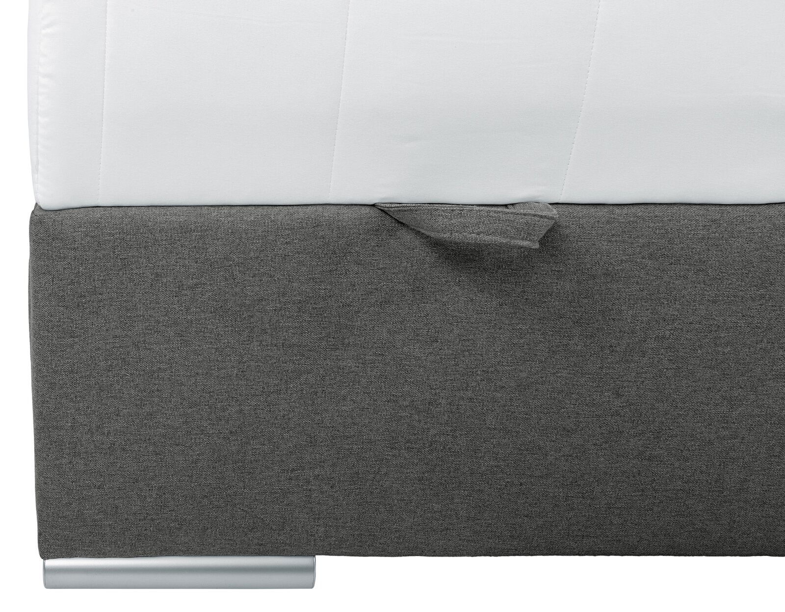 Nahaufnahme eines Boxbetts mit grauem Stoffbezug und silbernem Fuß, seitliche Perspektive