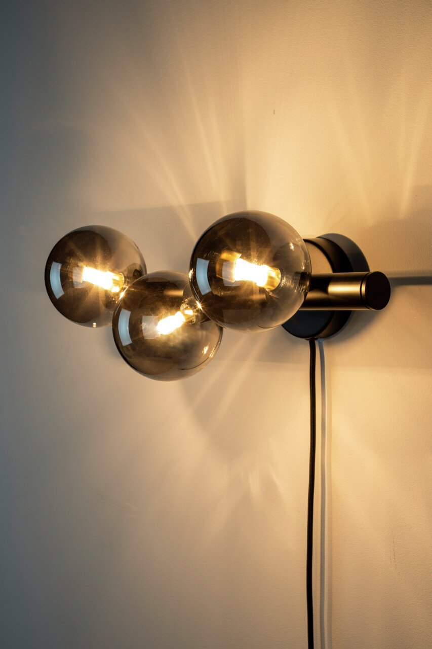 Moderne wandlamp met drie bolvormige lampen, zijaanzicht