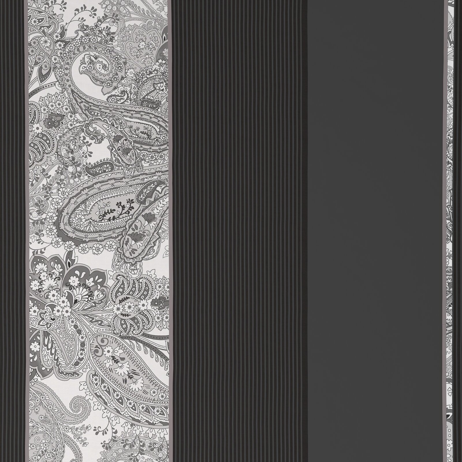 Frontansicht: dekoratives Paneel/Wallpaper-Design in Schwarz-Grau mit Paisley- und Blumenmuster links, mittigem vertikal geripptem Streifen und glatter dunkler Fläche rechts.