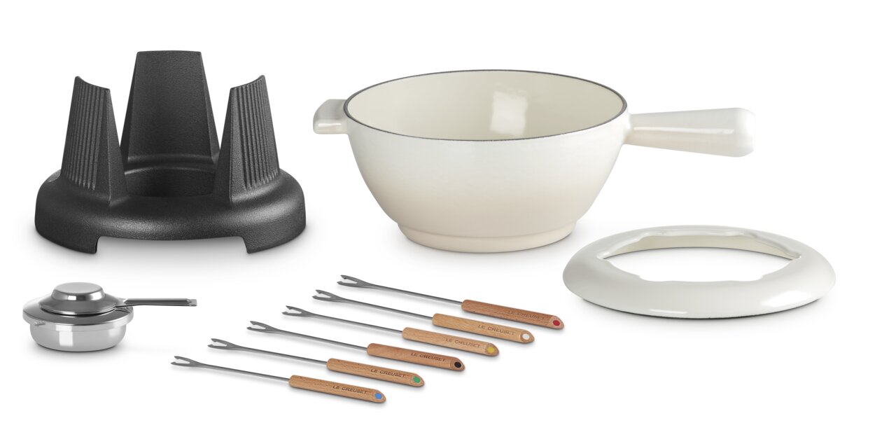 Fondue-Set Meringue mit Topf, Brenner, Gabeln und Ständer, aus der Vogelperspektive fotografiert.