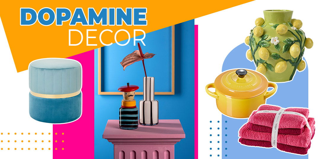 Dopamine Decor: Wohnaccessoires in Trendfarben – gelber Bräter, pinke Handtücher, Vase mit Zitronen, blauer Samthocker.