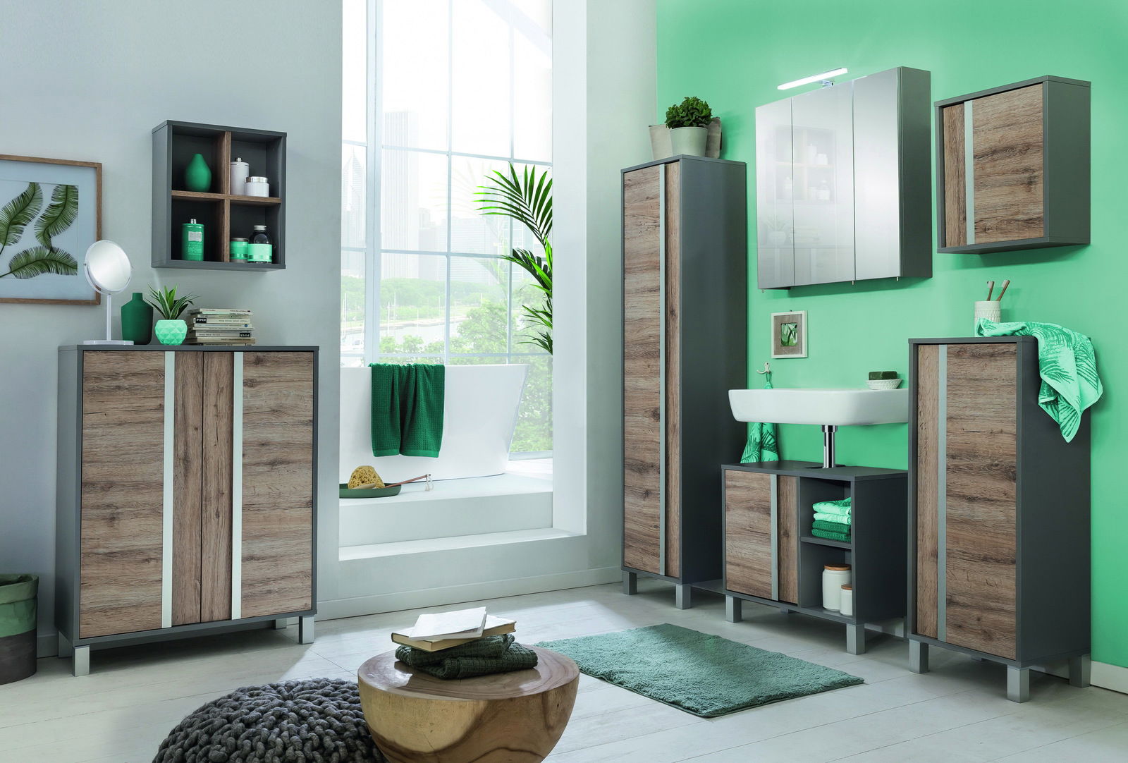 Moderner Spiegelschrank in einem stilvollen Badezimmer mit grünen Akzenten, aus der Perspektive von vorne betrachtet.