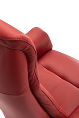 Nahaufnahme eines roten Relaxsessels aus Leder, Perspektive von oben auf die Rückenlehne und Sitzfläche.