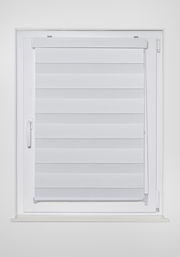 Doppelrollo mit Blende in der Größe 120x160cm, frontal am Fenster montiert