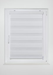 Doppelrollo mit Blende in der Größe 120x160cm, frontal am Fenster montiert