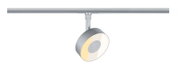 Silberner LED-Schienenstrahler mit rundem Spotkopf und diffuser Linse, an Stromschiene montiert, schräg von vorn auf weißem Hintergrund