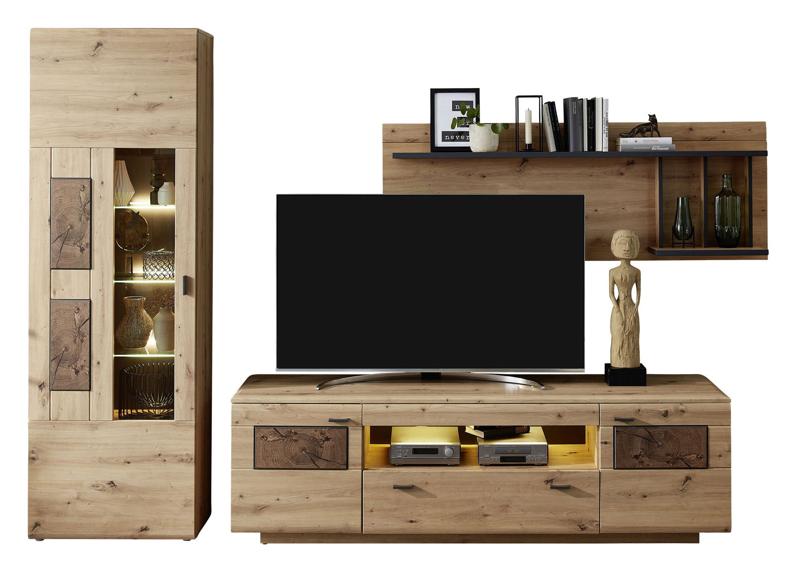 Wandkombination aus Holz mit Vitrine, TV-Schrank und Wandregal, frontal betrachtet.