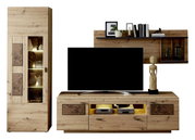 Wandcombinatie van hout met vitrinekast, tv-meubel en wandplank, gezien vanaf de voorkant.