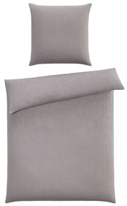 Graue Bettwäsche im Heringbone-Muster, bestehend aus einem Kissenbezug und einem Bettdeckenbezug, aus der Vogelperspektive fotografiert.