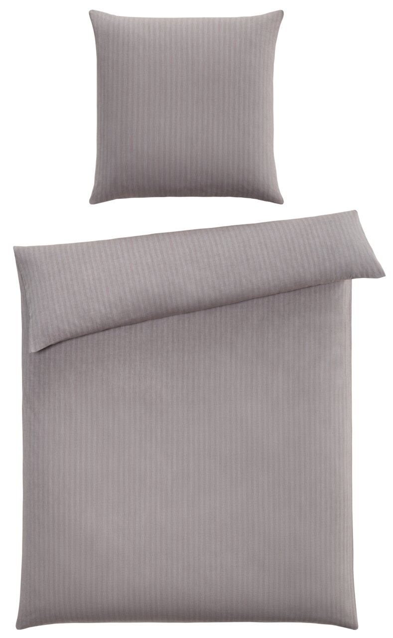 Zurbrüggen Beddengoed 135 x 200 cm + 80 x 80 cm HERINGBONE Grijs beddengoed met visgraatpatroon, bestaande uit een kussensloop en een dekbedovertrek, gefotografeerd vanuit vogelperspectief.