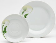 Zwei weiße Porzellan-Teller mit Calla-Blumenmotiv in Grün und Creme, frontal leicht von oben fotografiert, ein kleiner Teller vor einem größeren auf hellem Hintergrund.