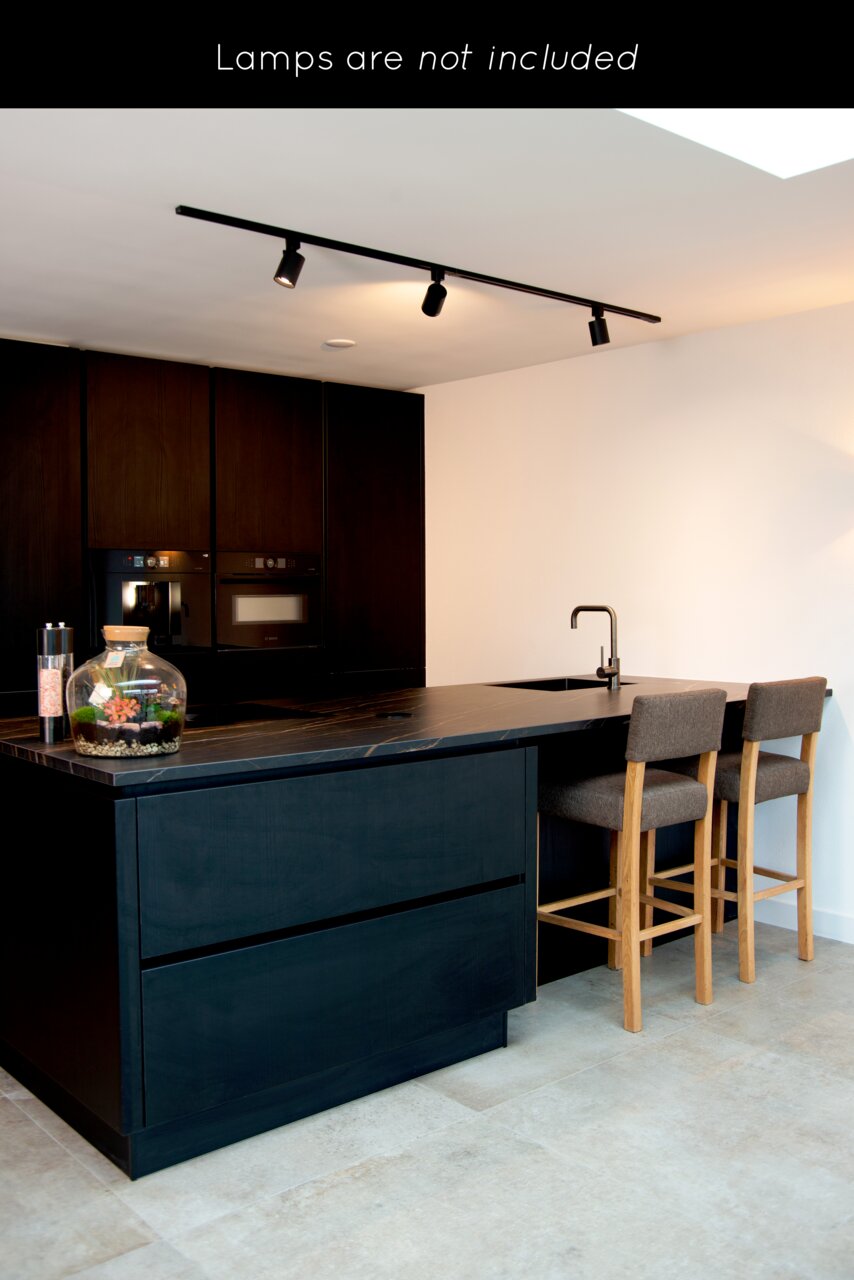 Schwarzes Schienensystem für Beleuchtung an der Decke einer modernen Küche, Perspektive von unten.