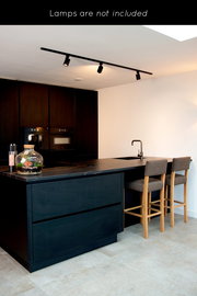 Schwarzes Schienensystem für Beleuchtung an der Decke einer modernen Küche, Perspektive von unten.