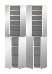 Frontale Ansicht einer weißen Garderobenkombination mit mehreren offenen und geschlossenen Fächern.