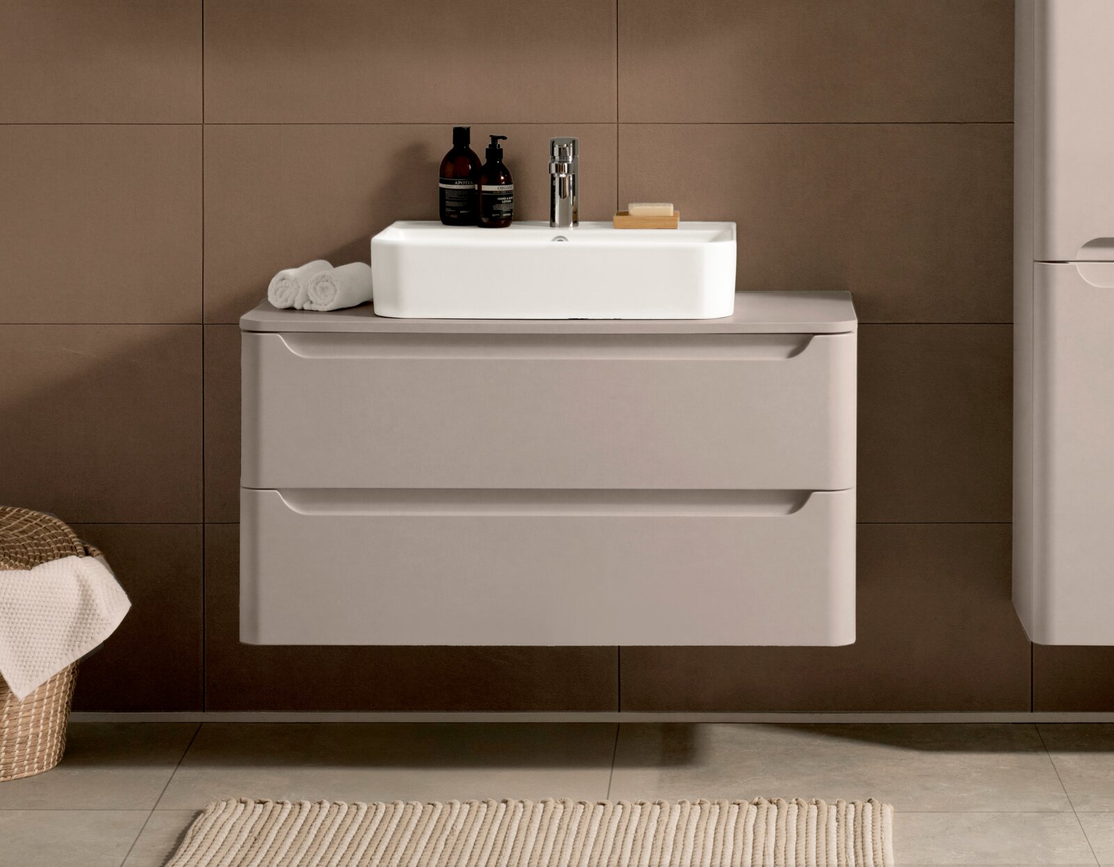 XORA Waschtisch-Set OCEAN Modernes, wandhängendes Badezimmer-Waschtischmöbel in Hellgrau mit zwei Schubladen und weißem Aufsatzwaschbecken, mit Armatur und Accessoires, Frontansicht aus leicht erhöhter Perspektive.