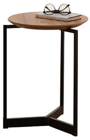 Moderner Beistelltisch mit runder Holzplatte und schwarzem Metallgestell, seitliche Perspektive.