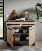 Moderner Unterschrank mit Holzfronten und offenen Türen, gefüllt mit Küchenutensilien, aus der Frontalperspektive.