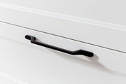 Nahaufnahme eines schwarzen Griffs an einer weißen Schublade, seitliche Perspektive