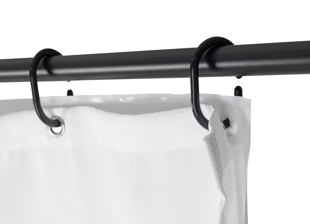 Nahaufnahme eines weißen Duschvorhangs mit schwarzen Ringen an einer Duschstange.