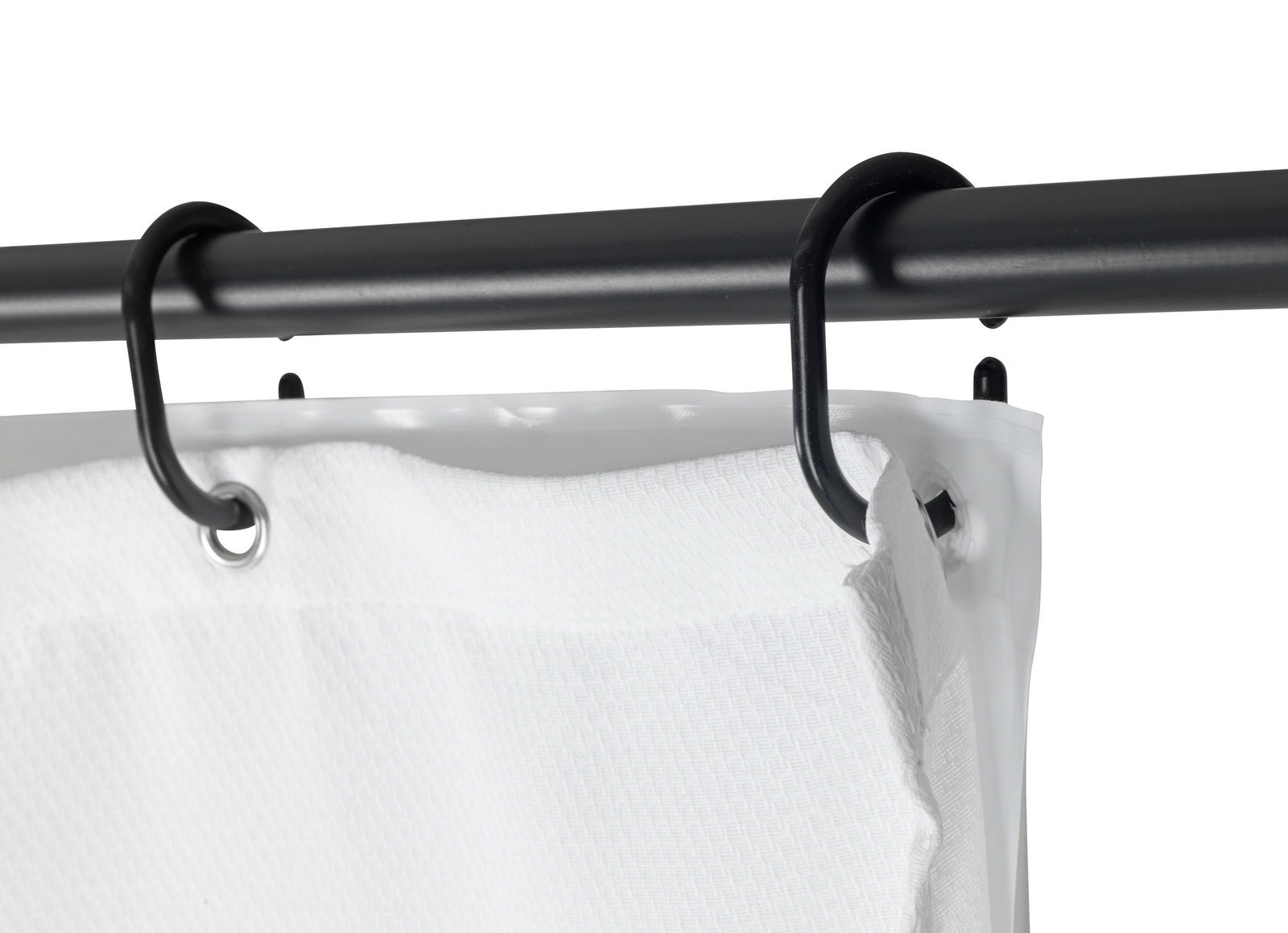 Nahaufnahme eines weißen Duschvorhangs mit schwarzen Ringen an einer Duschstange.