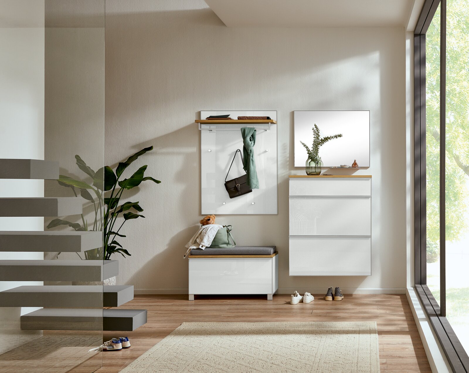 VOSS Garderoben-Set 6-tlg. VORTINA Modernes weißes Garderoben-Set im Flur mit Wandpaneel, Sitzbank und Hängeschrank, frontal aus leicht seitlicher Perspektive fotografiert