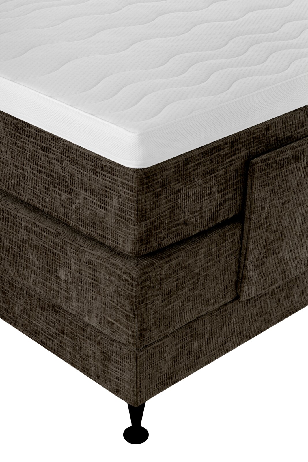 Close-up in schuin bovenaanzicht van een bruin gestoffeerd boxspringbed met een wit, golvend doorgestikt matras en zwarte poot