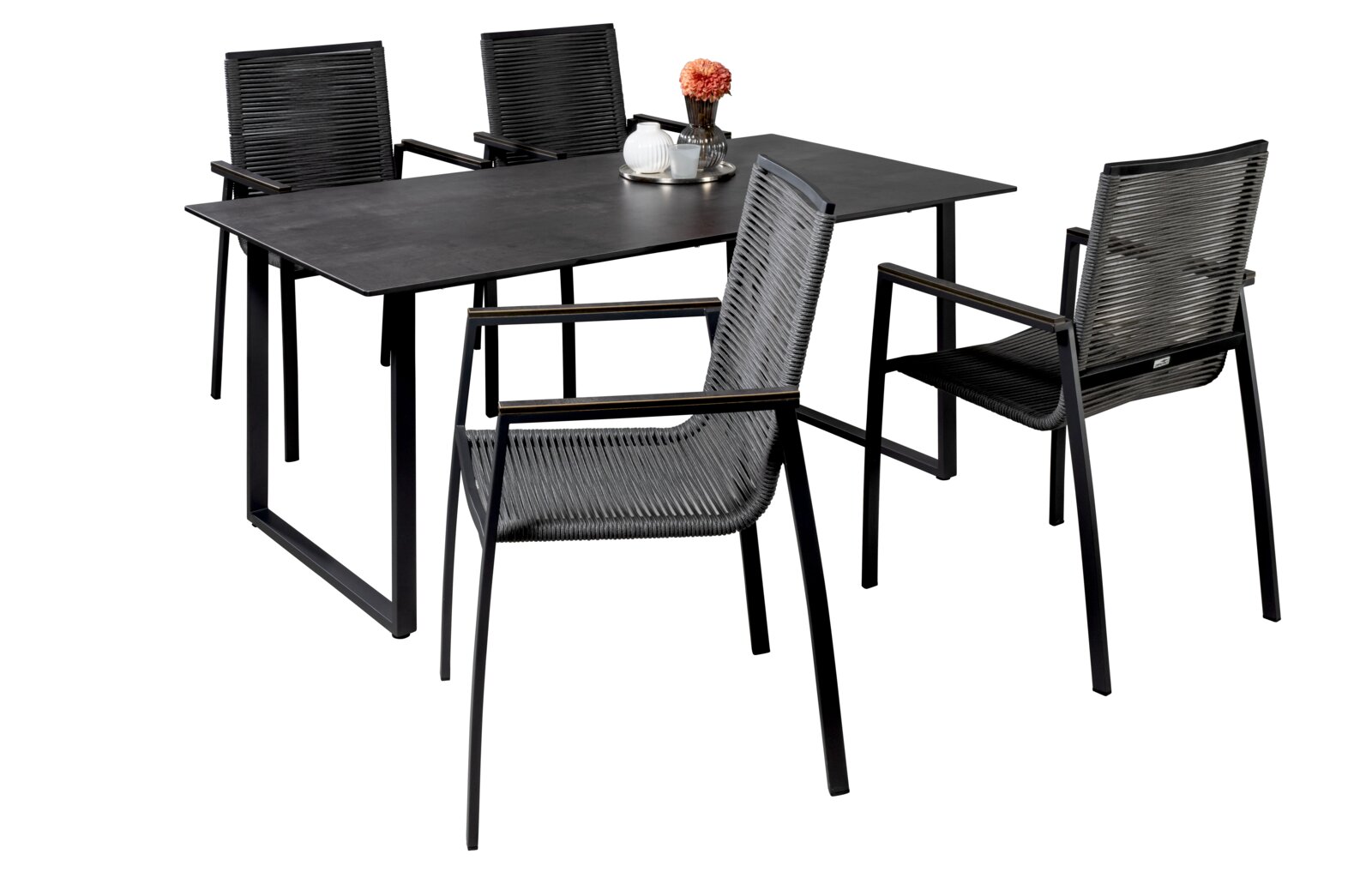 Moderne zwarte tuinset met rechthoekige eettafel en vier stoelen met gevlochten rugleuning, schuin van voren gefotografeerd op witte achtergrond