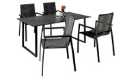 Moderne zwarte tuinset met rechthoekige eettafel en vier stoelen met gevlochten rugleuning, schuin van voren gefotografeerd op witte achtergrond