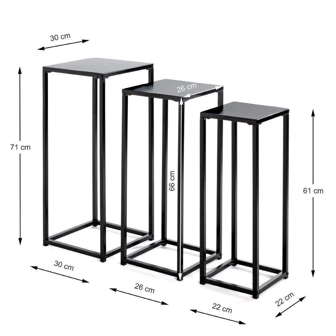 Dreiteiliges Set schwarzer, rechteckiger Pflanzenständer/Beistelltische aus Metall in drei Größen mit Maßangaben (30×30×71 cm, 26×26×66 cm, 22×22×61 cm), schräg von vorne fotografiert.