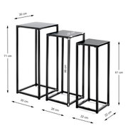 Dreiteiliges Set schwarzer, rechteckiger Pflanzenständer/Beistelltische aus Metall in drei Größen mit Maßangaben (30×30×71 cm, 26×26×66 cm, 22×22×61 cm), schräg von vorne fotografiert.