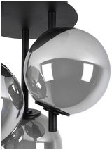 Moderne LED-Deckenleuchte SECCO mit kugelförmigen, reflektierenden Glaskörpern, aus seitlicher Perspektive fotografiert.