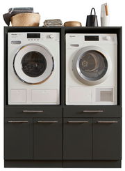 Frontansicht einer Hauswirtschaftsraum-Kombination mit Waschmaschine und Trockner, umgeben von dunklen Schränken und dekorativen Elementen oben.