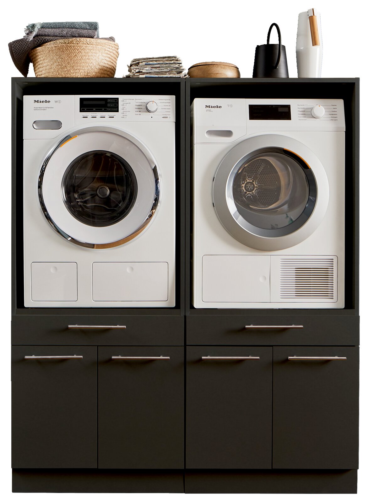 XORA Hauswirtschaftsraum-Kombi PRIMUS Frontansicht einer Hauswirtschaftsraum-Kombination mit Waschmaschine und Trockner, umgeben von dunklen Schränken und dekorativen Elementen oben.