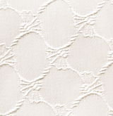 Nahaufnahme eines naturfarbenen Ösenvorhangs mit ovalem Muster.