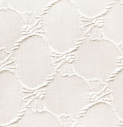 Nahaufnahme eines naturfarbenen Ösenvorhangs mit ovalem Muster.