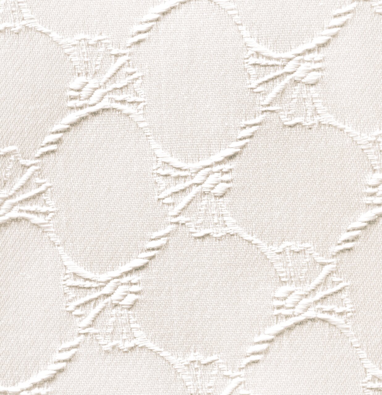 Nahaufnahme eines naturfarbenen Ösenvorhangs mit ovalem Muster.