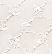 Nahaufnahme eines naturfarbenen Ösenvorhangs mit ovalem Muster.