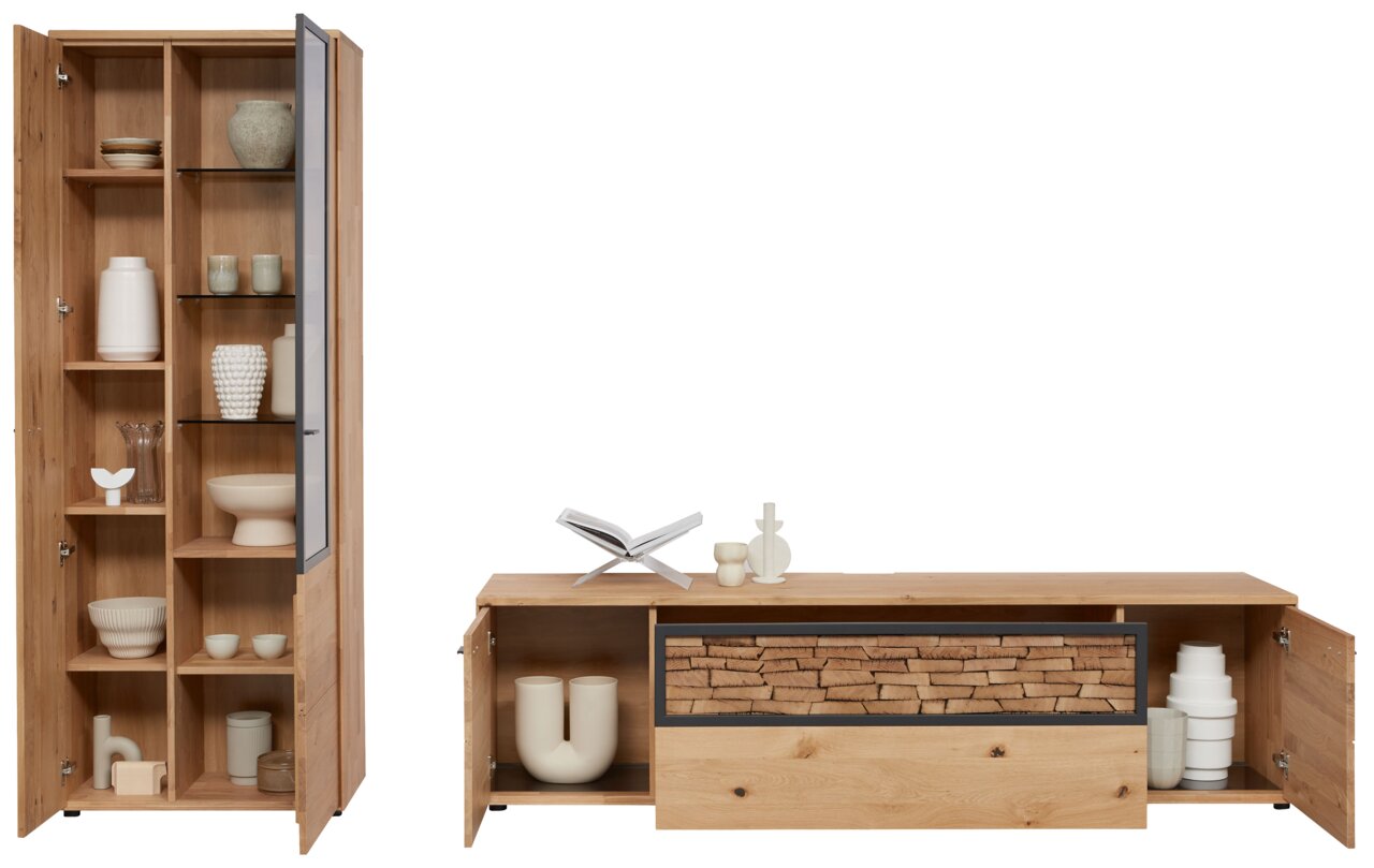 Frontale Ansicht einer modernen Wandkombination aus Holz mit einem hohen Schrank links und einem niedrigen Sideboard rechts. Der Schrank hat offene Regale mit dekorativen Objekten, während das Sideboard geschlossene Fächer und ein Fach mit gestapeltem Hol