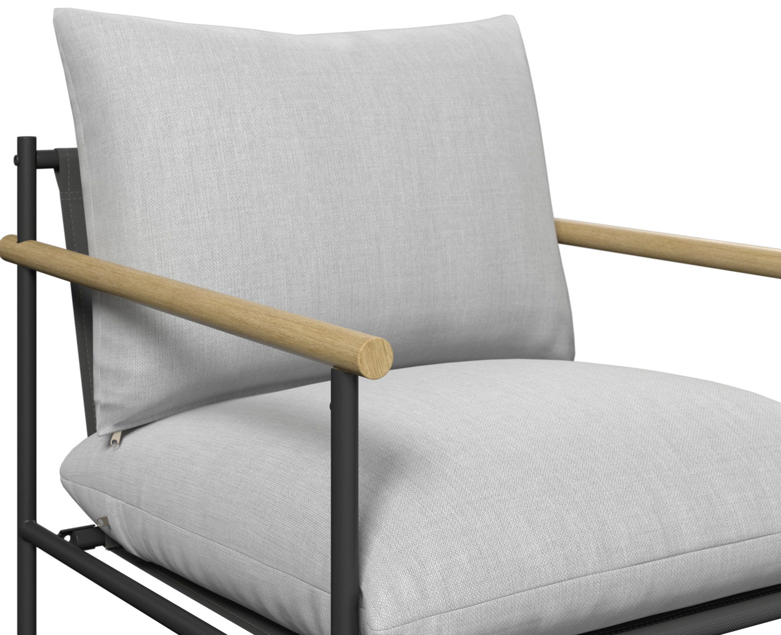 Nahaufnahme eines modernen Gartenstuhls mit hellgrauen Kissen und Holzarmlehnen, seitliche Perspektive.
