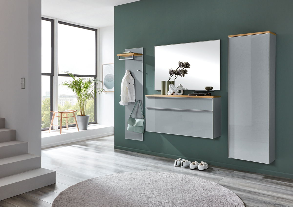 VOSS Hängeschuhschrank VORTINA Moderner Eingangsbereich mit Hängeschuhschrank, Spiegel und Garderobenpaneel in einer stilvollen, hellen Umgebung. Perspektive von vorne.