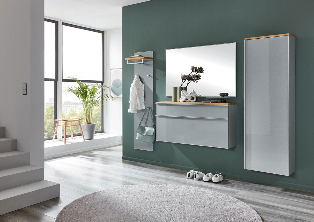VOSS Hängeschuhschrank VORTINA Moderner Eingangsbereich mit Hängeschuhschrank, Spiegel und Garderobenpaneel in einer stilvollen, hellen Umgebung. Perspektive von vorne.