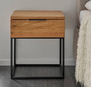 Moderne Nachtkommode aus Holz mit Metallgestell, frontal fotografiert neben einem Bett.